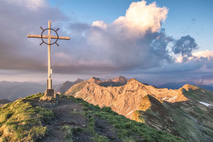 summer_4_Sünserspitze_mit_Damülser_Grat__c__Michael_Meusburger_-_Bregenzerwald_Tourismus